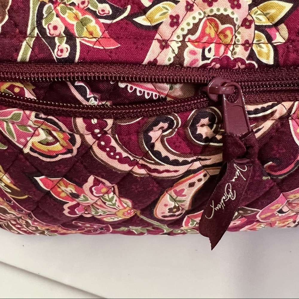 VERA Bradley med bag w pattern in shades of maroon and pink. Excellent condition - Picture 7 of 10